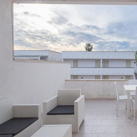 Appartamento A 150 M Dal Mare Climatizzato Con Bellissimo Patio Esterno Torre Pali Exterior photo