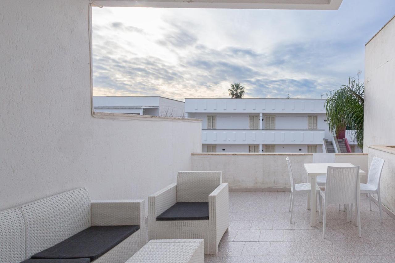 Appartamento A 150 M Dal Mare Climatizzato Con Bellissimo Patio Esterno Torre Pali Exterior photo
