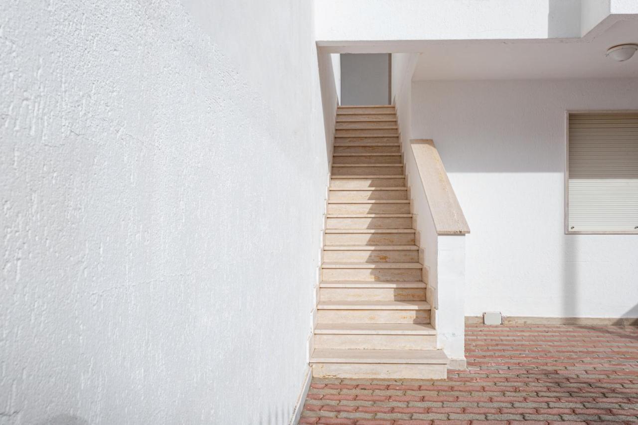 Appartamento A 150 M Dal Mare Climatizzato Con Bellissimo Patio Esterno Torre Pali Exterior photo